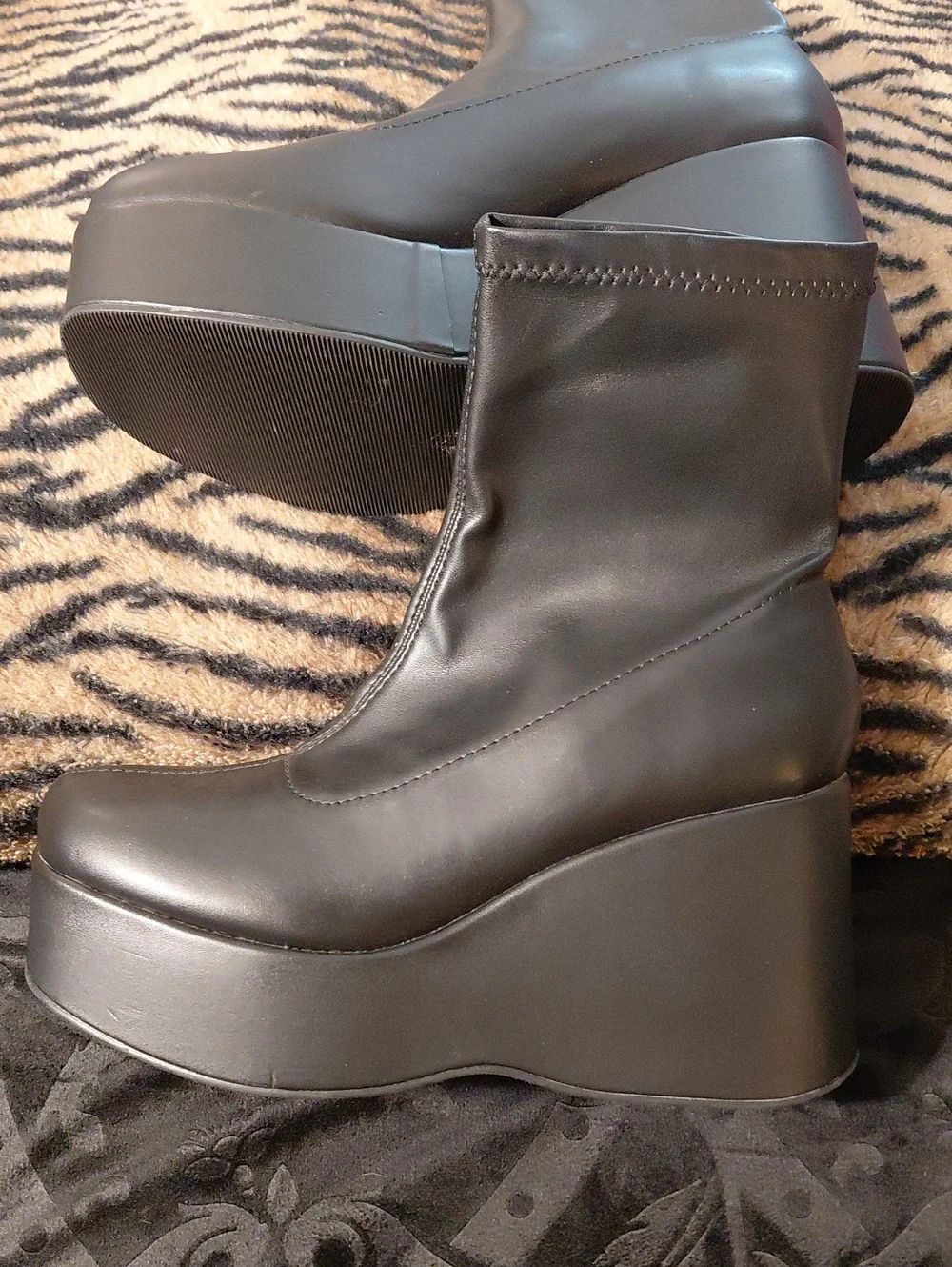 SODA size 11 Black Wedge Plateform Ankle Boots - Easy Pull On Euc